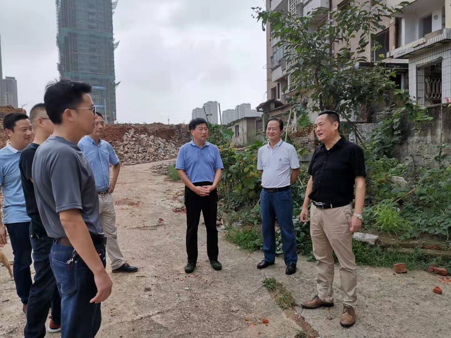 為加快方家沖、造紙廠和桂花園新安置區(qū)建設(shè)，2019年9月5日下，市城建集團(tuán)總經(jīng)理衛(wèi)民陪同市政府副秘書長劉陳寅深入項目建設(shè)現(xiàn)場，調(diào)度推進(jìn)安置區(qū)征遷工作.jpg