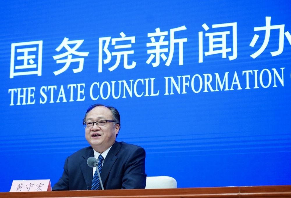 5月22日，國務(wù)院新聞辦邀請(qǐng)政府工作報(bào)告起草組負(fù)責(zé)人、國務(wù)院研究室主任黃守宏解讀政府工作報(bào)告有關(guān)情況。新華社記者　陳建力　攝