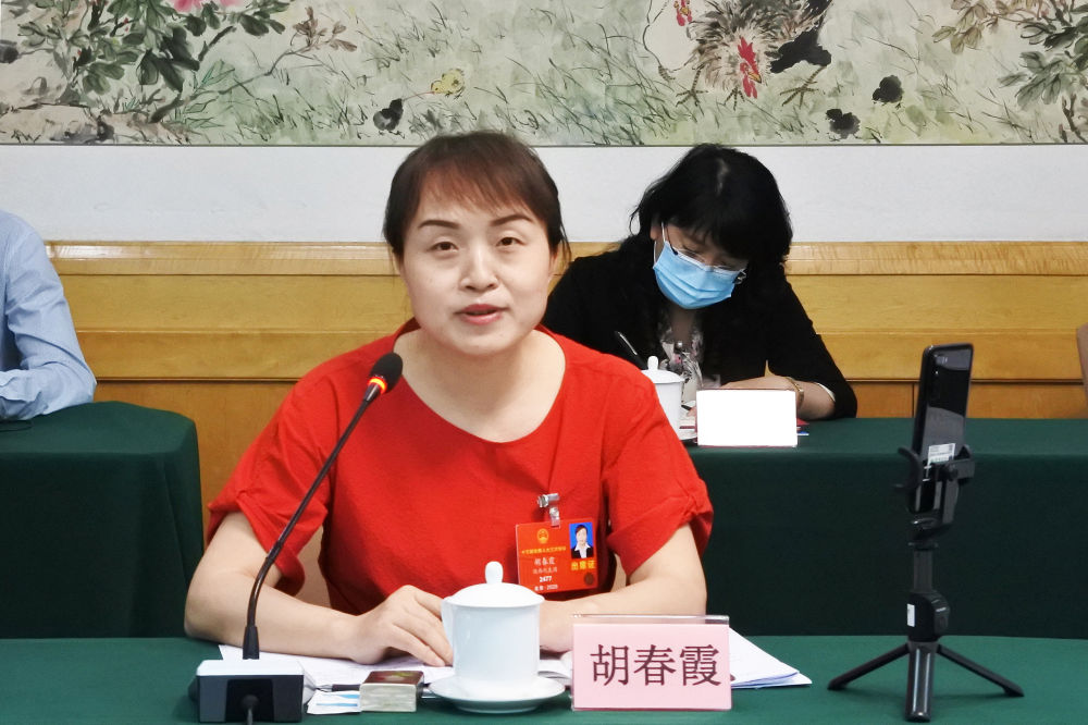 5月23日，全國人大代表胡春霞在參加分組審議政府工作報(bào)告時(shí)發(fā)言。新華社記者　吳雨　攝