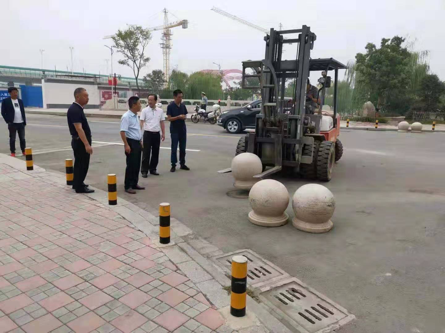 為向新中國成立七十周年獻禮，市城建集團攻堅克難，實現(xiàn)了北門棚改區(qū)域民生路10月1日零時順利通車。國慶假期，市城建集團堅持做好一線工作，在與交警部門共同做好民生路通車保障工作外，抓細節(jié)，抓落實，確保其他各項工作有序推進。.jpg
